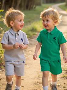 Cozy Pixies Set de 2 piezas para niño bebé: Top con cuello vuelto de punto suave, estampado ecuestre, manga corta y abotonadura media, y pantalón corto con cintura elástica - Multicolor - Ver 1