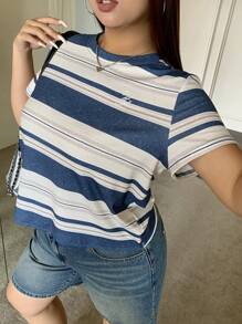 Dazy Plus Camiseta de manga corta a rayas con cuello redondo ajustada y bordado de letra para mujer en tallas grandes, top corto