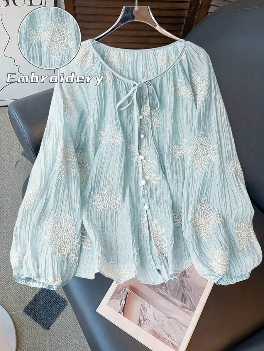 SHEIN LUNE Bluză cu mâneci lungi, cu cravată în față, cu mâneci lungi, brodate, de dimensiuni mari, potrivită pentru vacanță - Albastru - Vizualizare 1