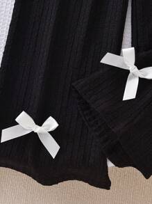 Kaos Aprikot Lengan Pendek dengan Hiasan 3 Bunga Kecil, Dipadukan dengan Celana Jogging Kasual Warna Kuning - Hitam - View 3
