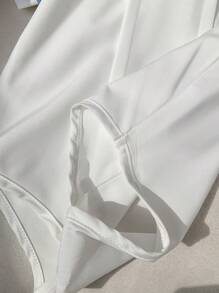 SHEIN 两件套幼儿服装 - 白色荷叶边短袖上衣，搭配白色纽扣肩带的浅蓝色工装裤。这款清新活力的造型非常适合小朋友。 - 彩色 - 查看 3