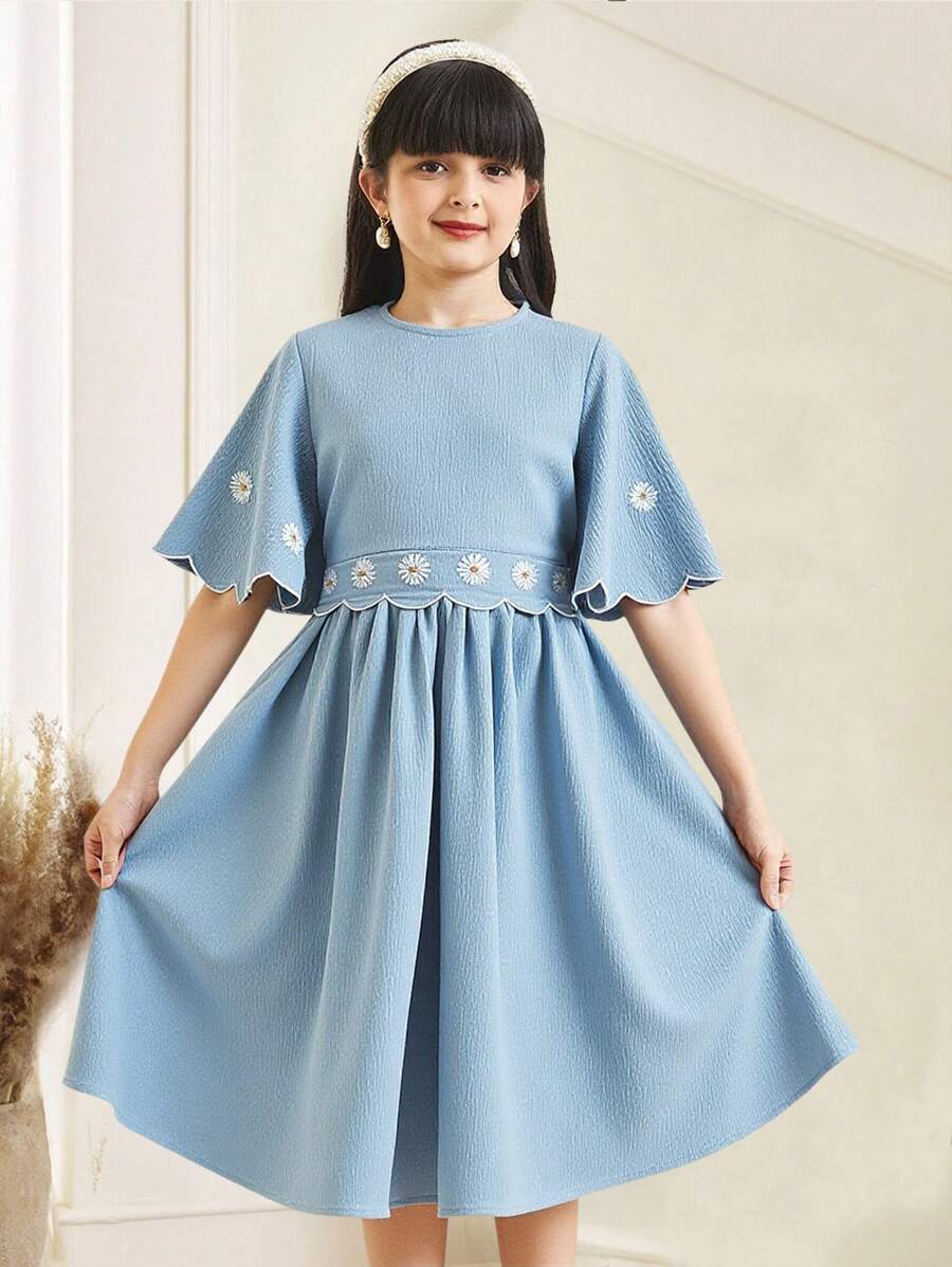SHEIN 青少年女孩宽松休闲简约舒适圆领荷叶边扇形花卉印花连衣裙 - 白色 - 查看 1