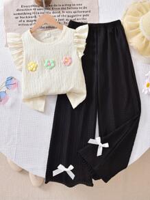 Kaos Aprikot Lengan Pendek dengan Hiasan 3 Bunga Kecil, Dipadukan dengan Celana Jogging Kasual Warna Kuning - Hitam - View 1