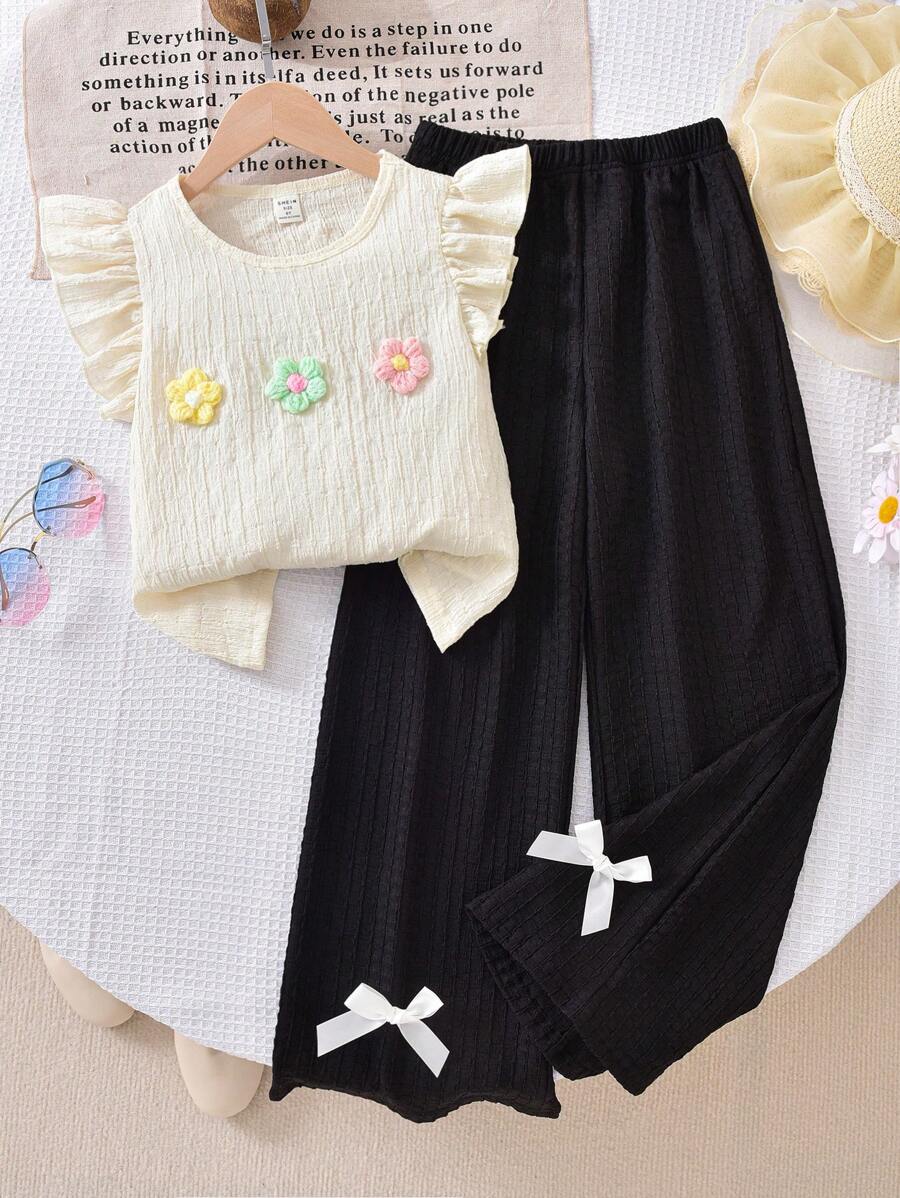 Kaos Aprikot Lengan Pendek dengan Hiasan 3 Bunga Kecil, Dipadukan dengan Celana Jogging Kasual Warna Kuning - Hitam - View 1