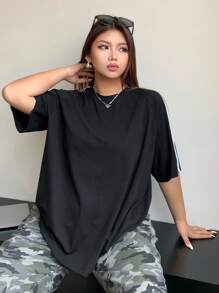 Dazy Plus 圆领宽松黑色短袖 T 恤，撞色肩带细节，夏季运动服女士超大码 T 恤超大码 T 恤 - 黑色 - 查看 7