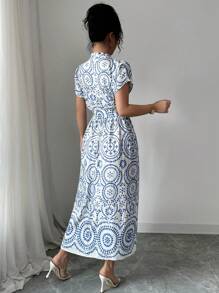 lenzga Vestido midi elegante bohemio para primavera/verano con nuevo diseño francés, de mangas cortas, escote en V, hombros caídos, cintura anudada y falda plisada en estampado azul y blanco - Azul y blanco - Ver 2