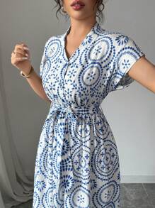 lenzga Vestido midi elegante bohemio para primavera/verano con nuevo diseño francés, de mangas cortas, escote en V, hombros caídos, cintura anudada y falda plisada en estampado azul y blanco - Azul y blanco - Ver 6