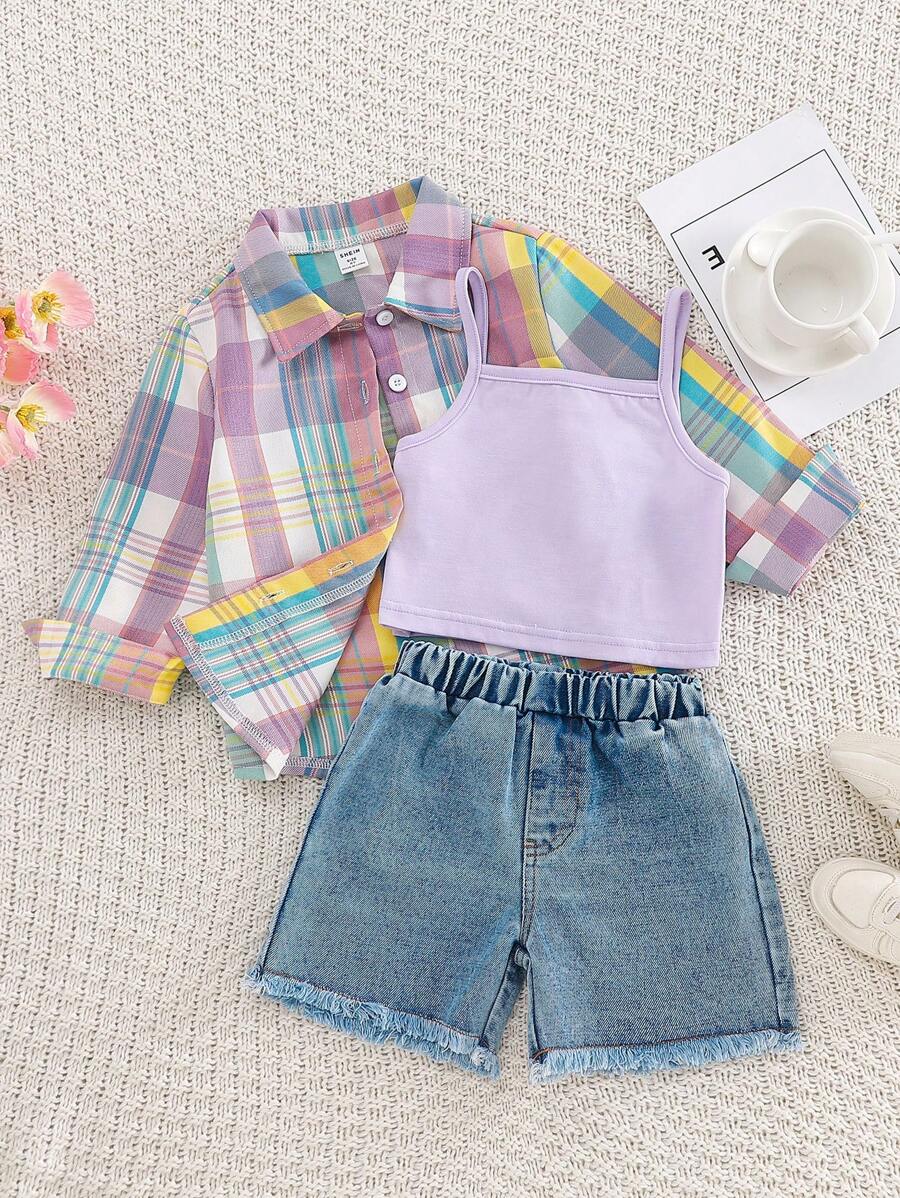 SHEIN Playful Pals Conjunto de 3 piezas para niñas jóvenes: camisa de manga larga con cuello a cuadros, top de tirantes de unicolor y pantalones cortos de mezclilla de cintura alta y elástica. Conjunto informal deportivo, suelto y cómodo, versátil para el verano. - Multicolor - Ver 1