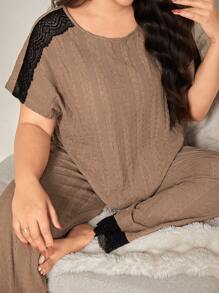 SHEIN Conjunto de 2 piezas de top con mangas tipo murciélago y pantalones en talla grande, con patchwork de tejido jacquard y ribete de encaje