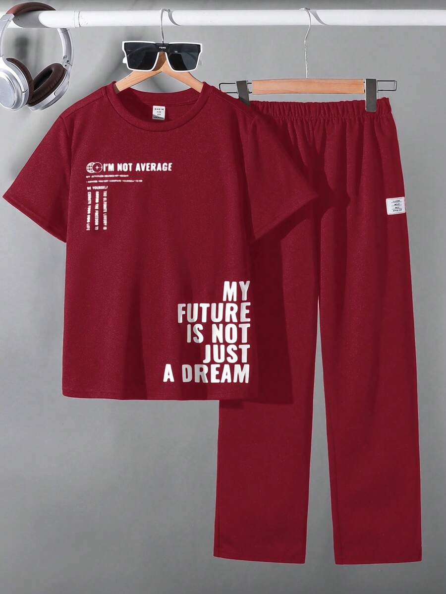 SHEIN 两件套青少年男童休闲学院风大字母印花圆领短袖T恤和裤子套装,适合通勤、上学、日常休闲穿着、运动、春夏穿着。 - 酒紅色 - 查看 1
