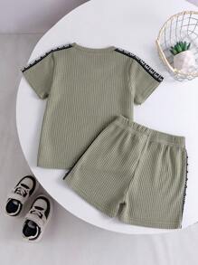 2 pezzi/Set di abbigliamento per ragazzi giovani, maglietta a maniche corte con collo tondo e pantaloncini con design geometrico alla moda, vita elastica, adatti per primavera ed estate, vestibilità morbida, ideali per vacanze, uscite casual, sport, riunioni