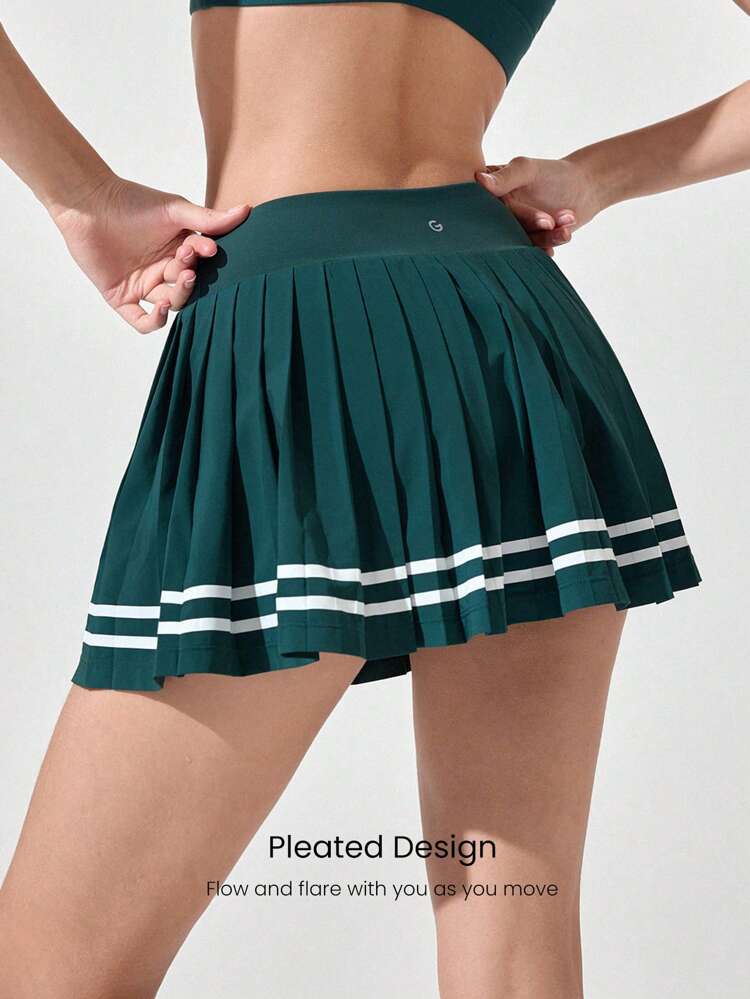 Jupe de tennis plissée avec contraste de couleur à la taille, short intégré, poches latérales, bandes antidérapantes. Séchage rapide, convient pour le tennis, le golf, le pickleball et l'usage quotidien.