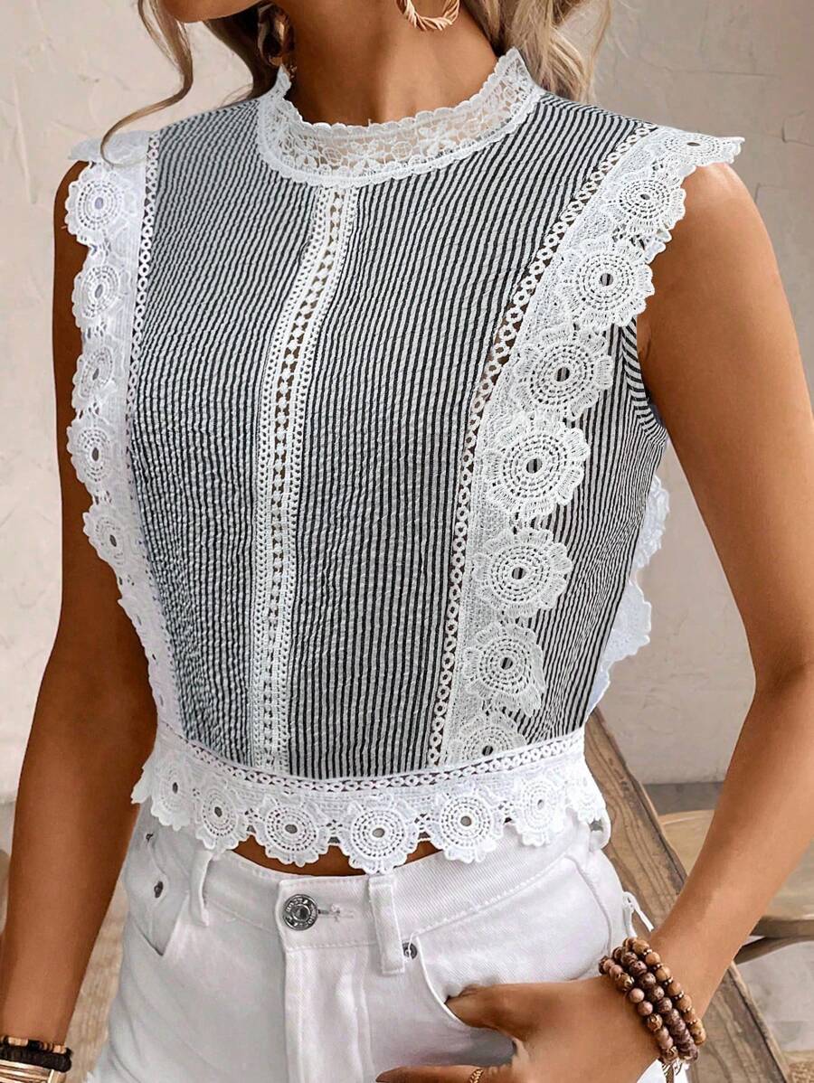 SHEIN Frenchy Blusa de moda con empalme de encaje, rayas y volante en el bajo - Blanco y Negro - Ver 1