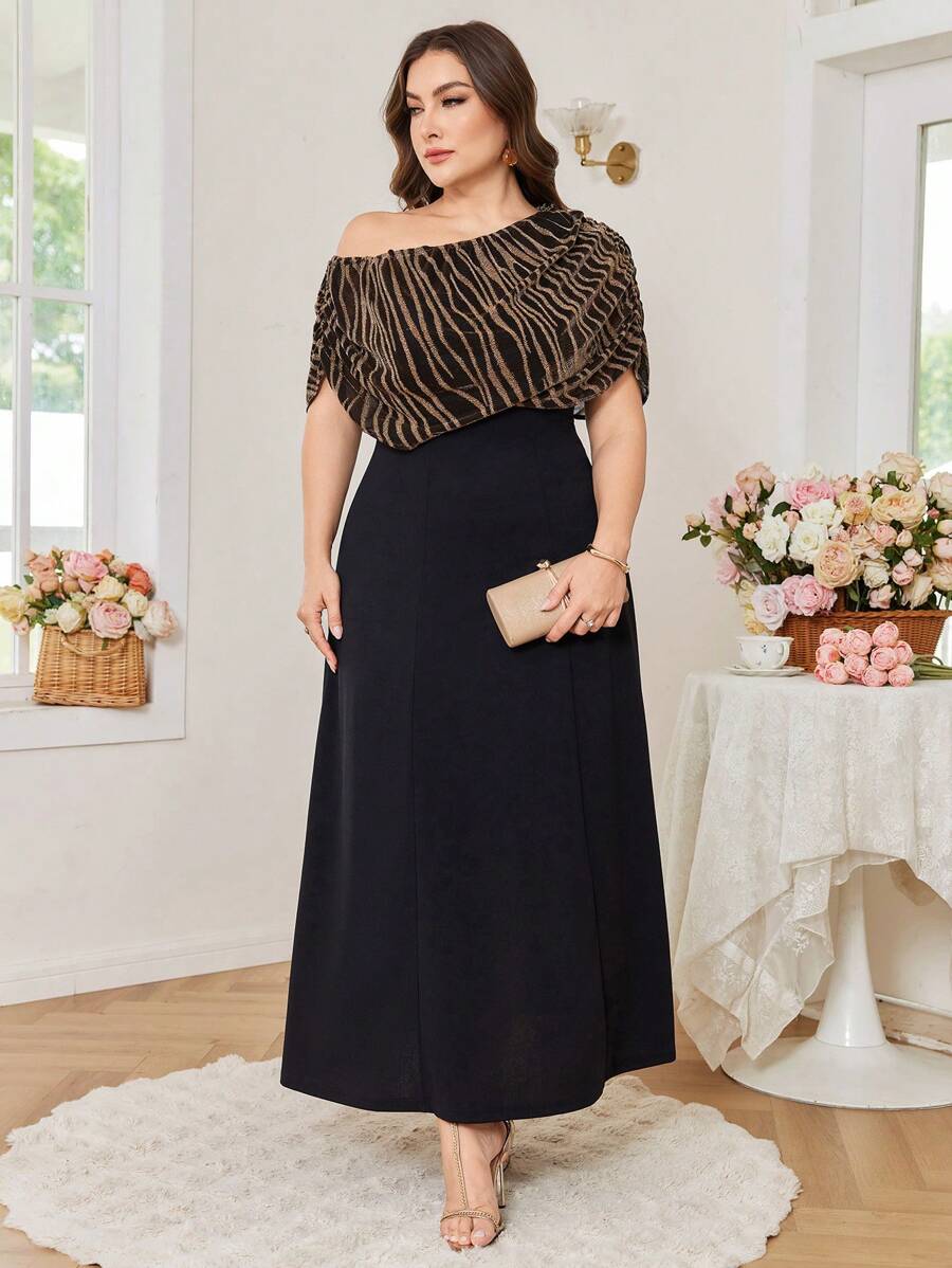 Modelyn Vestido mini ajustado con hombro oblicuo, en patchwork a rayas de talla grande - Negro - Ver 1