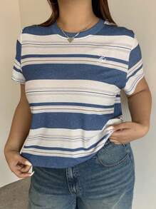 Dazy Plus Camiseta de manga corta a rayas con cuello redondo ajustada y bordado de letra para mujer en tallas grandes, top corto