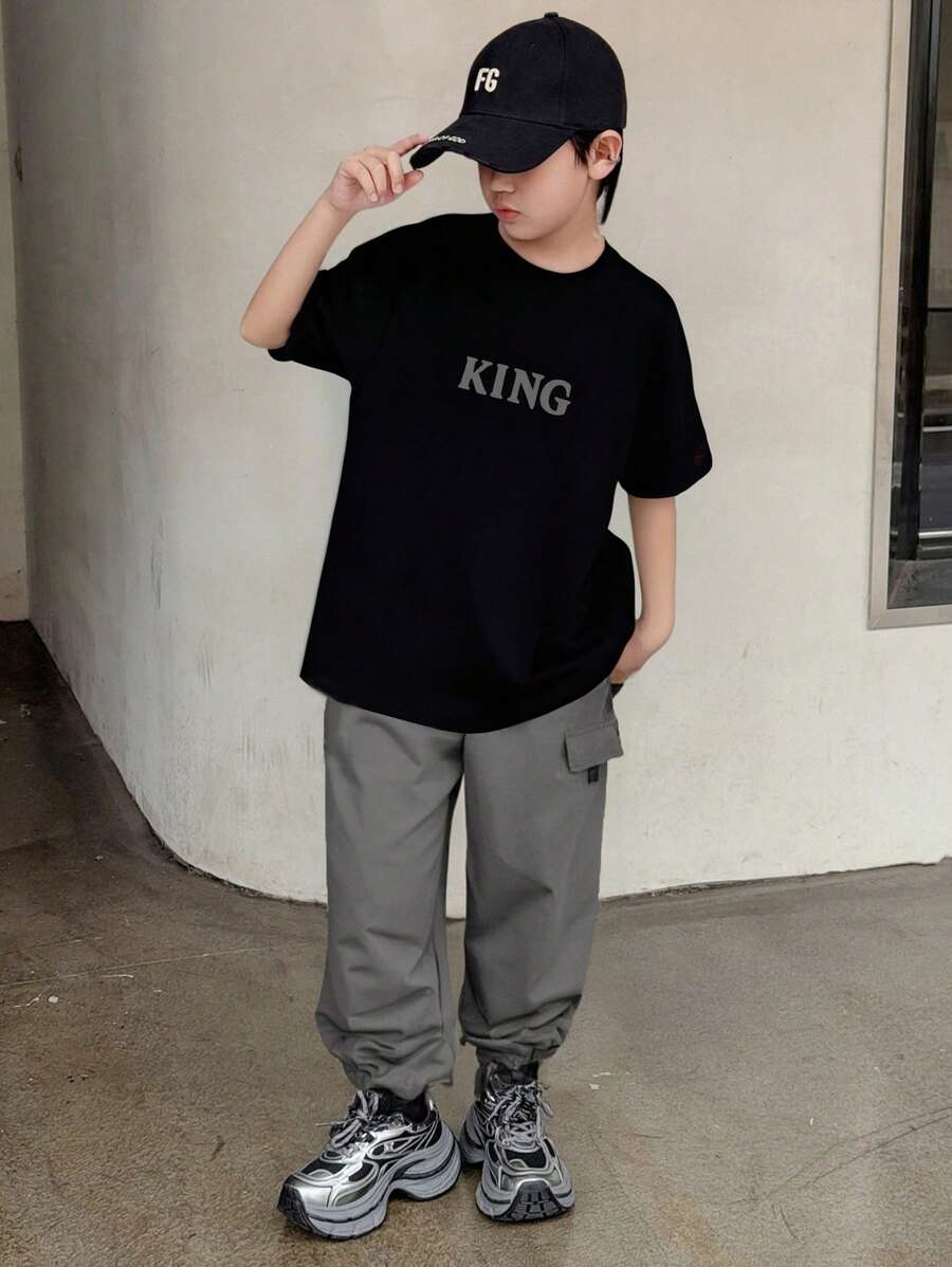 SHEIN 2 件套青少年男孩休闲舒适时尚简约实用百搭柔软字母印花短袖圆领 T 恤和松紧腰工装裤套装,适合秋季、春季、夏季,非常适合日常穿着、户外玩耍、学校、街头、派对和休闲 - 灰色 - 查看 1