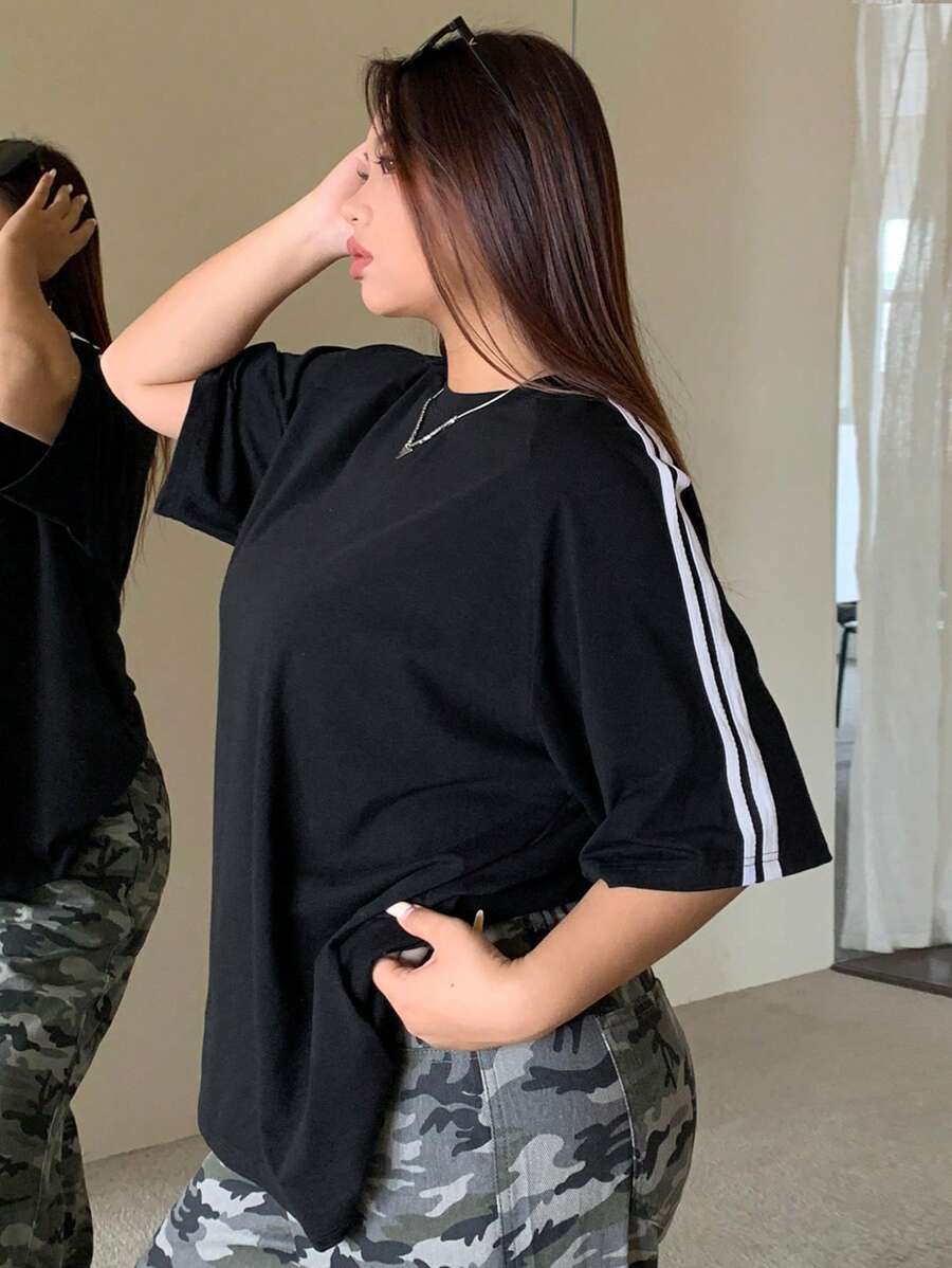 Dazy Plus 圆领宽松黑色短袖 T 恤，撞色肩带细节，夏季运动服女士超大码 T 恤超大码 T 恤 - 黑色 - 查看 1