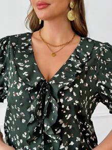 SHEIN Clasi Áo kiểu nữ cỡ lớn màu xanh lá cây in họa tiết toàn thân, cổ chữ V, viền bèo nhún, thích hợp cho ngày Quốc khánh 4 tháng 7, phụ nữ công sở, phụ nữ đi nghỉ mát, kỳ nghỉ, áo kiểu nữ, mùa hè. - Nhiều màu - Xem 7