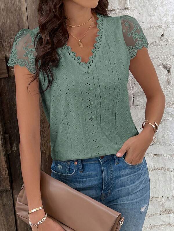 SHEIN Frenchy Camiseta de verano para mujer con manga corta y encaje de textura de remiendos