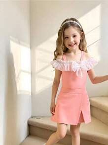 SHEIN Ensemble pour jeune fille de style français doux : débardeur avec nœud décoratif, jupe short asymétrique assortie, et mini sac bandoulière avec détails floraux 3D - Rose bonbon - Voir 1