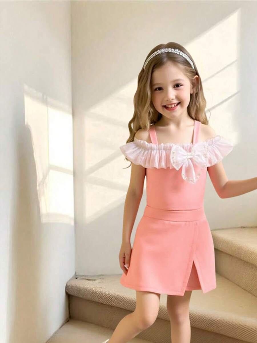 SHEIN Ensemble pour jeune fille de style français doux : débardeur avec nœud décoratif, jupe short asymétrique assortie, et mini sac bandoulière avec détails floraux 3D - Rose bonbon - Voir 1