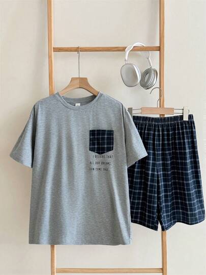 SHEIN 2 件青少年男孩简约字母图案贴袋圆领短袖 T 恤搭配格子短裤睡衣套装