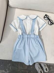 SHEIN 两件套幼儿服装 - 白色荷叶边短袖上衣，搭配白色纽扣肩带的浅蓝色工装裤。这款清新活力的造型非常适合小朋友。 - 彩色 - 查看 4