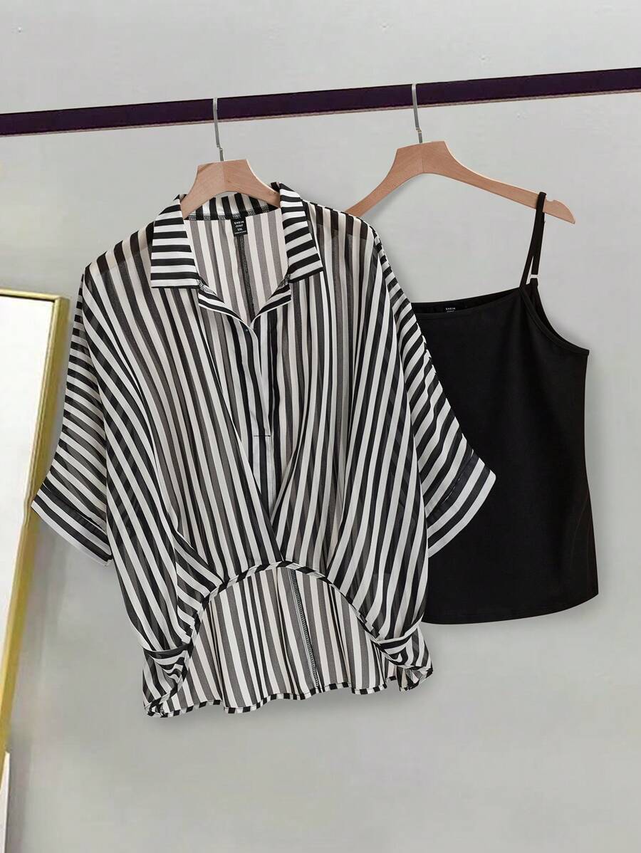 Calvaya Conjunto de 2 piezas: Camisa a rayas con cubierta de manga 7/10, diseño de bajo asimétrico y camiseta sin mangas - Blanco y Negro - Ver 1