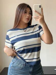 Dazy Plus Camiseta de manga corta a rayas con cuello redondo ajustada y bordado de letra para mujer en tallas grandes, top corto