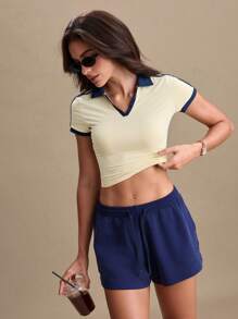 Blusa deportiva tipo polo de mujer con mangas cortas y cuello de color block