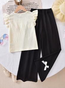 Kaos Aprikot Lengan Pendek dengan Hiasan 3 Bunga Kecil, Dipadukan dengan Celana Jogging Kasual Warna Kuning - Hitam - View 2
