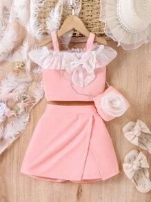 SHEIN Ensemble pour jeune fille de style français doux : débardeur avec nœud décoratif, jupe short asymétrique assortie, et mini sac bandoulière avec détails floraux 3D - Rose bonbon - Voir 3