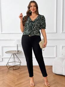SHEIN Clasi Áo kiểu nữ cỡ lớn màu xanh lá cây in họa tiết toàn thân, cổ chữ V, viền bèo nhún, thích hợp cho ngày Quốc khánh 4 tháng 7, phụ nữ công sở, phụ nữ đi nghỉ mát, kỳ nghỉ, áo kiểu nữ, mùa hè. - Nhiều màu - Xem 6