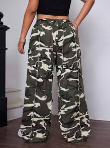 SHEIN EZwear Pantalones vaqueros rectos y holgados sin estiramiento con estampado de camuflaje para mujer de talla grande - Verde Oliva - Ver 2