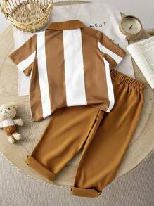 SHEIN 2 piezas de outfit casual de verano - 1 camisa de manga corta con estampado de rayas verticales y digital con color contrastante, combinada con pantalones casuales sólidos marrones. Presenta sencillez y elegancia, adecuado para uso diario, escuela, viajes y ocio en las temporadas de primavera/verano. Escapada, vacaciones, viaje, relajación, tomar el sol, verano - Marrón - Ver 6