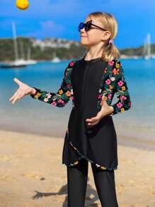 少女長袖一件式泳衣和花卉印花游泳短褲