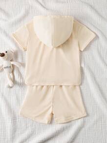 SHEIN Conjunto de 2 peças de roupa de verão para meninos, camisa de manga curta com capuz e estampa de letras minimalistas em damasco, combinada com shorts combinando, adequada para passeios, lazer e exercícios leves - Caqui - Ver 2