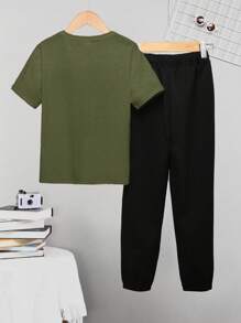 SHEIN 2 件套青少年男童休闲太空元素印花针织圆领短袖 T 恤和印花长裤套装，适合外出、过渡季节 - 軍綠色 - 查看 2