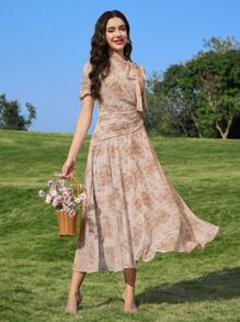Modelyn 花卉印花优雅女式系带V领收腰百褶连衣裙 - 咖啡 - 查看 5