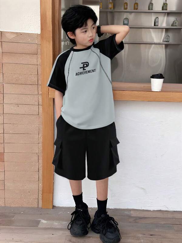 SHEIN Genkimix Kids 2 buc/Set Băieți Casual Zilnic Decolteu rotund Mâneci raglan Mâneci scurte Lejă contrastant culoare Tricou imprimeu litere și talie elastică Pantaloni scurti Set pantaloni scurți
