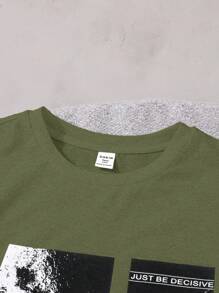 SHEIN 2 件套青少年男童休闲太空元素印花针织圆领短袖 T 恤和印花长裤套装，适合外出、过渡季节 - 軍綠色 - 查看 12