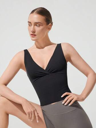 GLOWMODE גופיית ספורט עם צווארון V וצווארון נשלפים של FeatherFit™ Studio Glow, חזייה קצרה, יוגה בעלת השפעה נמוכה, פילאטיס, סטודיו, לבוש יומיומי, קז'ואל