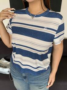 Dazy Plus Camiseta de manga corta a rayas con cuello redondo ajustada y bordado de letra para mujer en tallas grandes, top corto