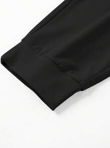 Manfinity Homme 2pcs Men's Contrast Color Pocket Short Sleeve T-Shirt And Shorts Casual Set