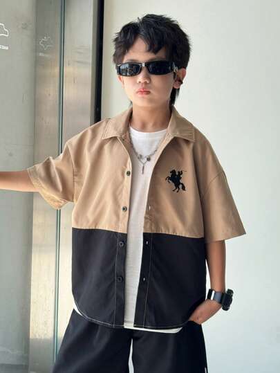 SHEIN 青少年男孩休闲韩版拼色印花领衬衫，舒适、时尚、百搭、面料柔软，适合春夏季，适合日常穿着、户外活动、学校、街头风格、派对和居家休闲