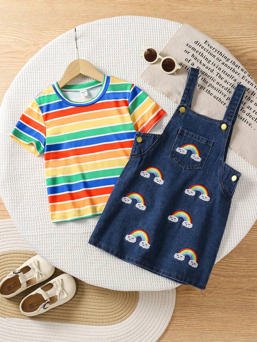 SHEIN 2 Stücke/Set Kleine Mädchen Süß Lässig Sport Gestreiftes Rundhals T-Shirt + Jeansträgerrock Outfit - Verschiedenfarbig - Übersicht 1