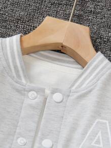 SHEIN Explorewe Conjunto de 2 piezas para niños pequeños - Suéter de punto negro con mangas blancas y estampado de letra "A" en el frente, combinado con pantalones de chándal a juego. Con cuello, puños y bajo acanalados para mayor comodidad. Casual, deportivo, adecuado para uso diario en primavera/otoño, escuela, viajes.