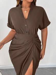 SHEIN Clasi 大码女式纯色夏季短袖荷叶边下摆开衩衬衫裙 - 棕色 - 查看 4