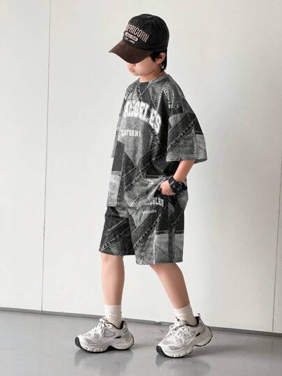 SHEIN 2 件套青少年男童休闲韩版宽松字母牛仔印花圆领短袖 T 恤和短裤套装，适合通勤、上学、日常休闲、运动、春夏季