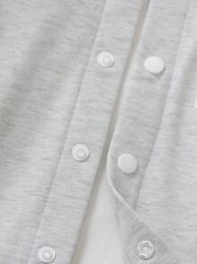 SHEIN Explorewe Conjunto de 2 piezas para niños pequeños - Suéter de punto negro con mangas blancas y estampado de letra "A" en el frente, combinado con pantalones de chándal a juego. Con cuello, puños y bajo acanalados para mayor comodidad. Casual, deportivo, adecuado para uso diario en primavera/otoño, escuela, viajes.